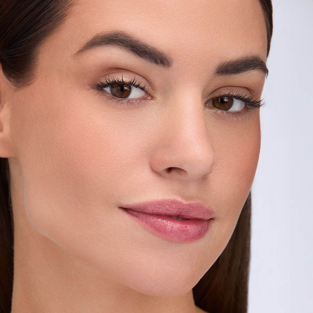 Visage d'une femme avant l'application de Collistar Magica Poudre Bronzante Libre.
