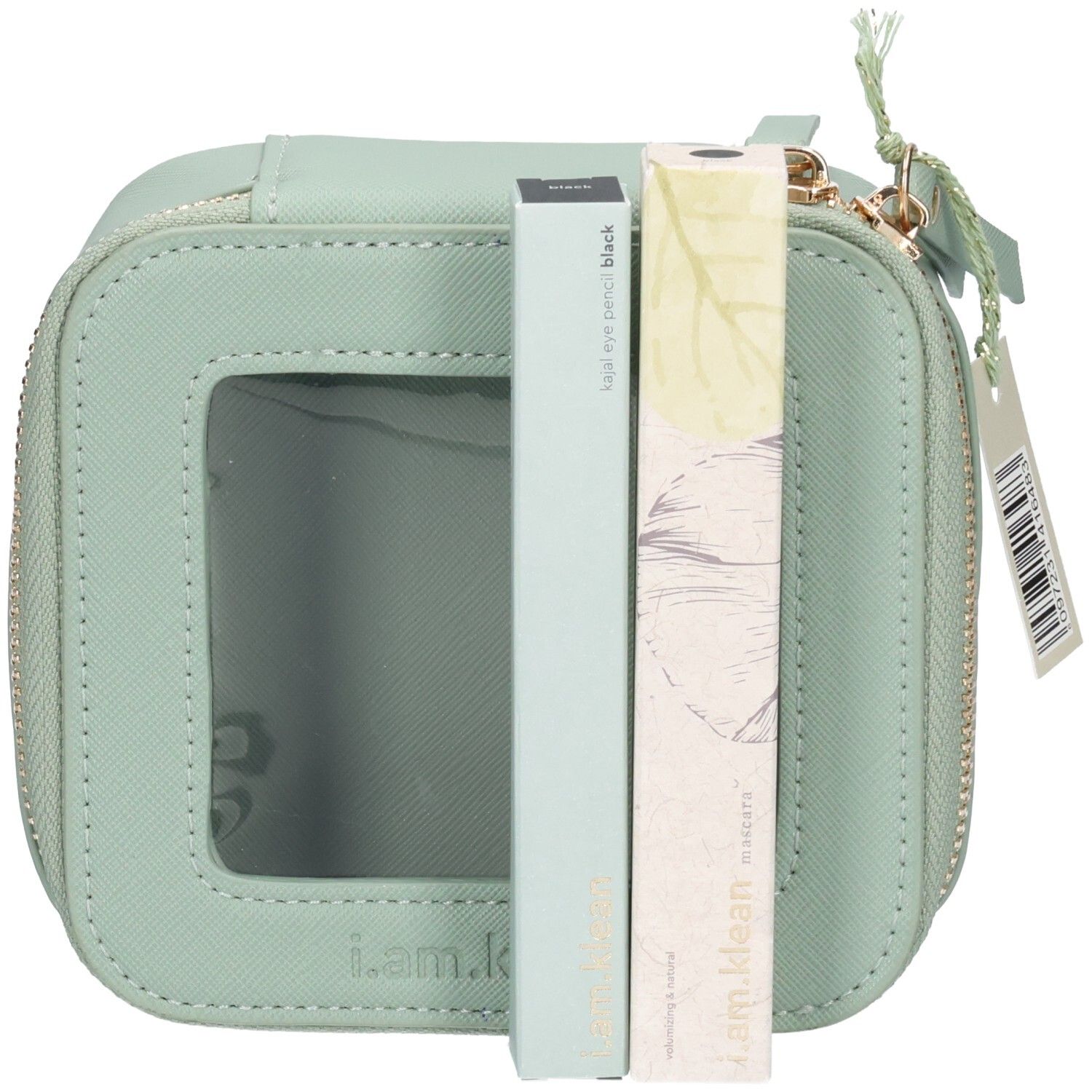 Hellgrüne, quadratische Kosmetiktasche mit Reißverschluss und transparentem Fenster. Zwei längliche Produkte stehen daneben. Anhänger mit Logo.