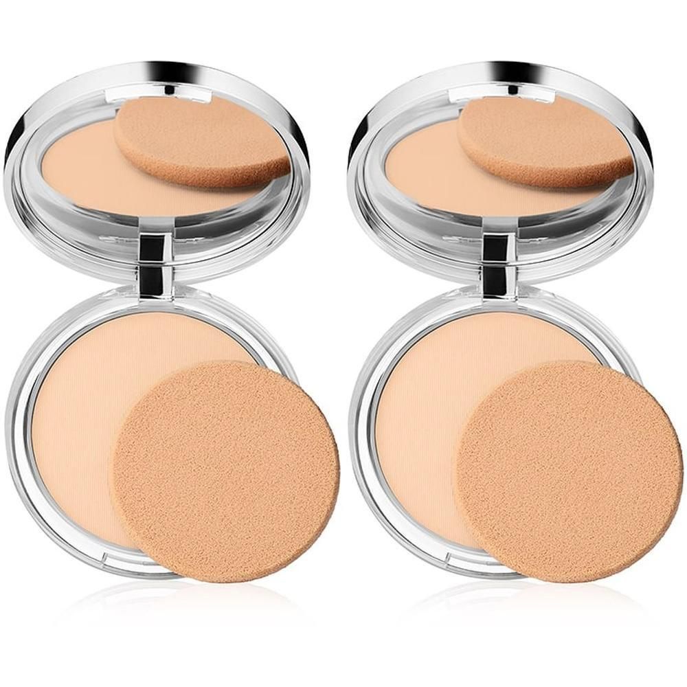 Zwei runde Kompaktpuder mit Spiegeln und Schwämmchen. Offene, silberfarbene Behälter mit beigem Puder und runden Schwämmchen.