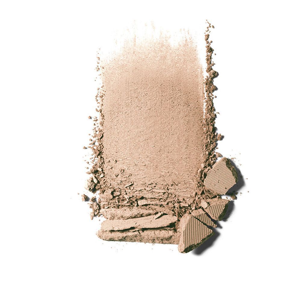 Abrieb von Kompaktpuder. Beige Pudertextur mit zerbrochenen Fragmenten. Auf weißem Hintergrund.