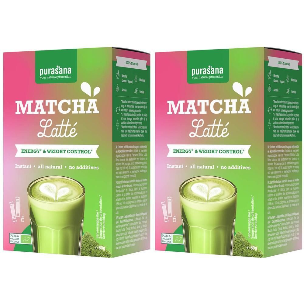 Zwei Packungen Purasana Matcha Latte Bio mit einem Glas Matcha Latte.