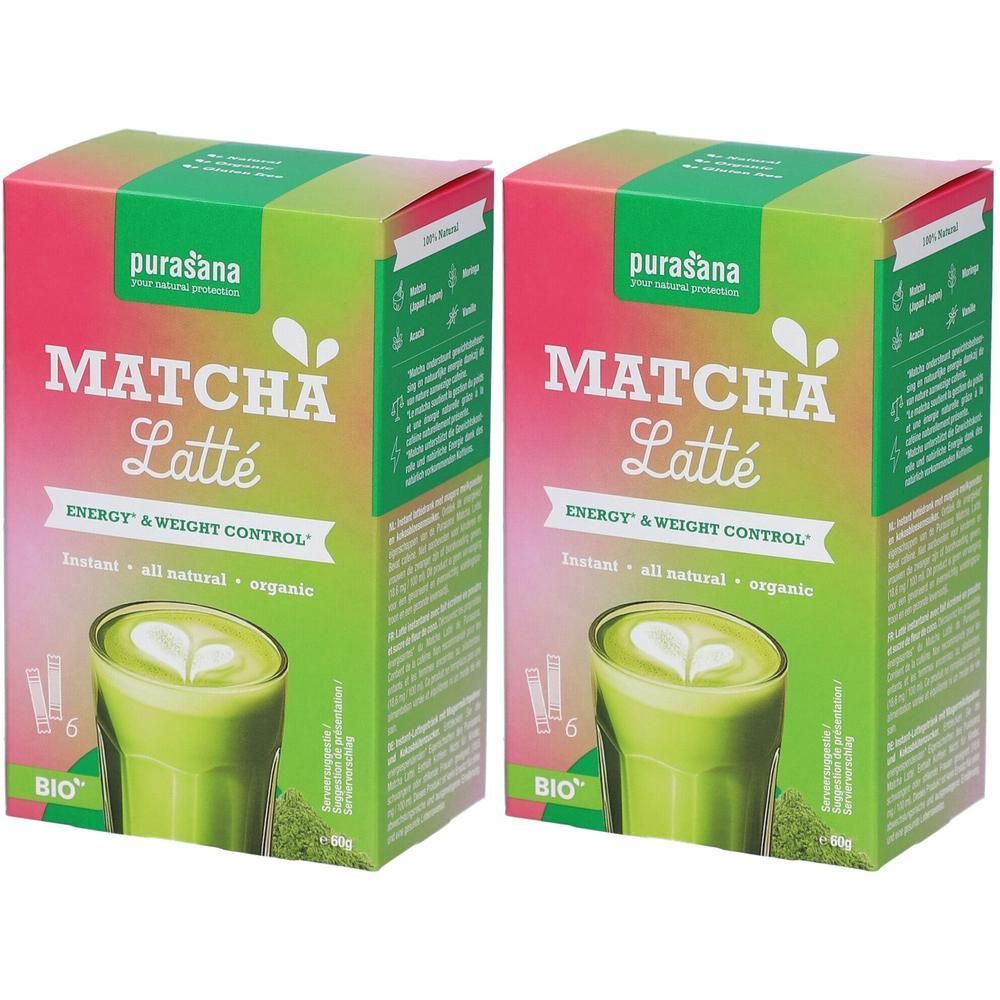 Zwei Packungen Purasana Matcha Latte Bio mit einem Glas Matcha Latte.