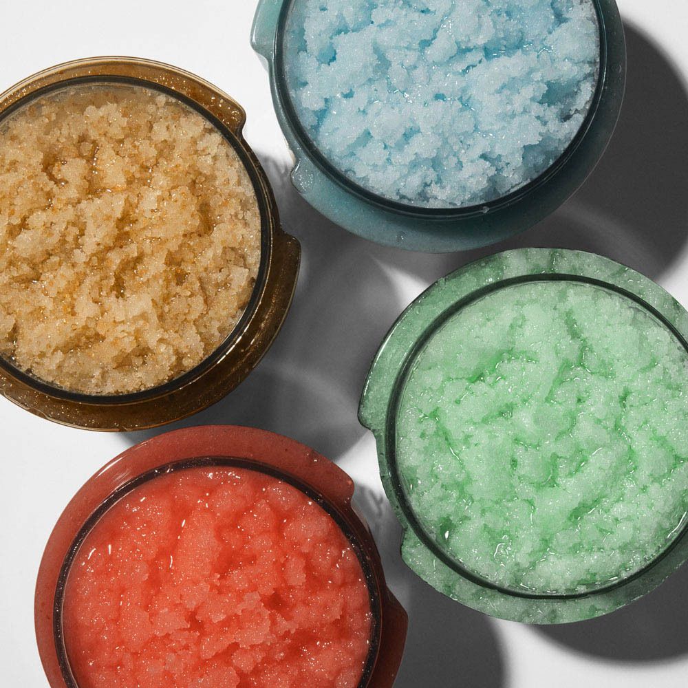 Collistar Talasso-Scrub Sublime : un gommage au contenu bleu et blanc dans un pot transparent avec un couvercle vert.