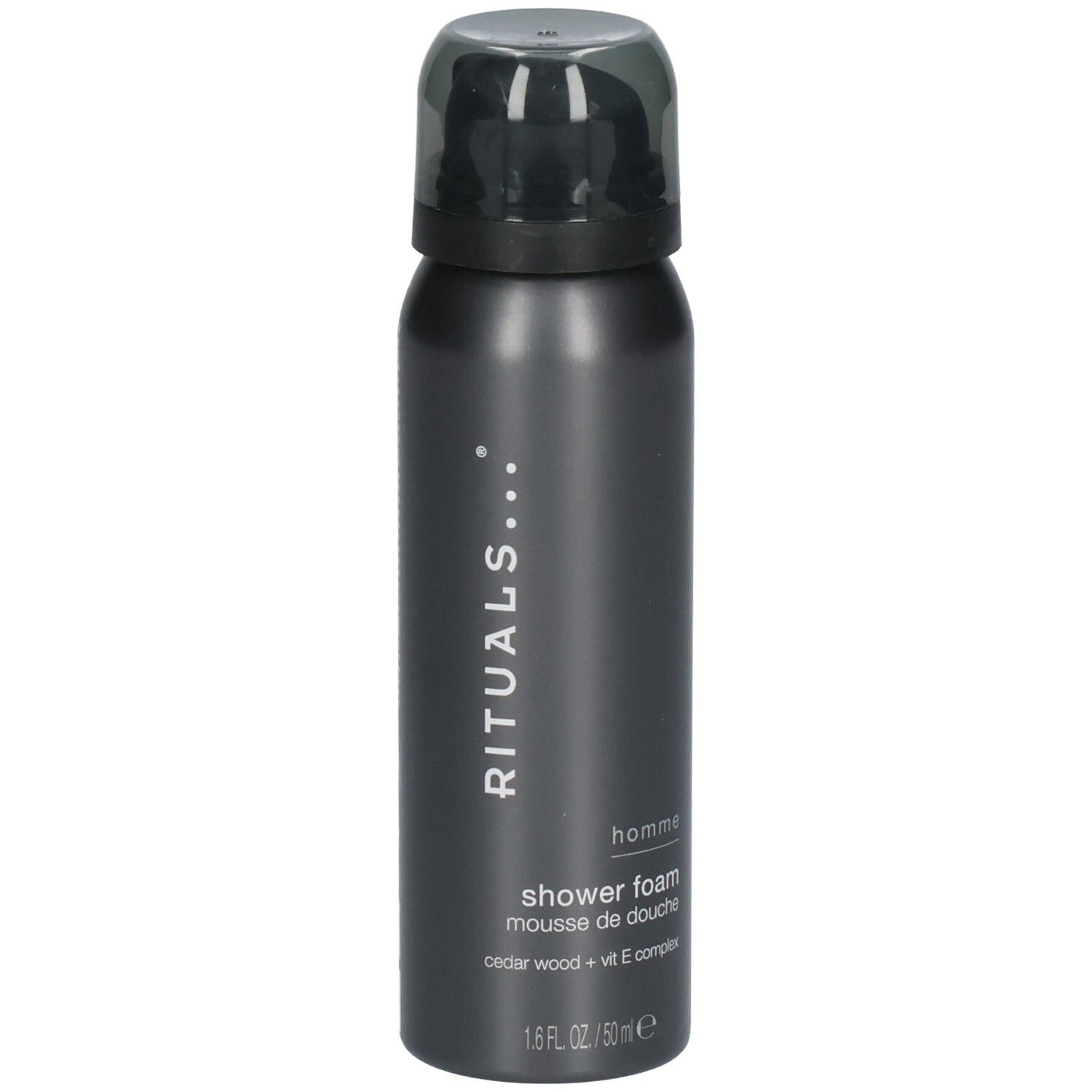 Duschschaumflasche mit schwarzem Deckel. Marke: RITUALS. "homme shower foam" und "cedar wood + vit E complex" sind auf der Vorderseite aufgedruckt. Enthält 50 ml.