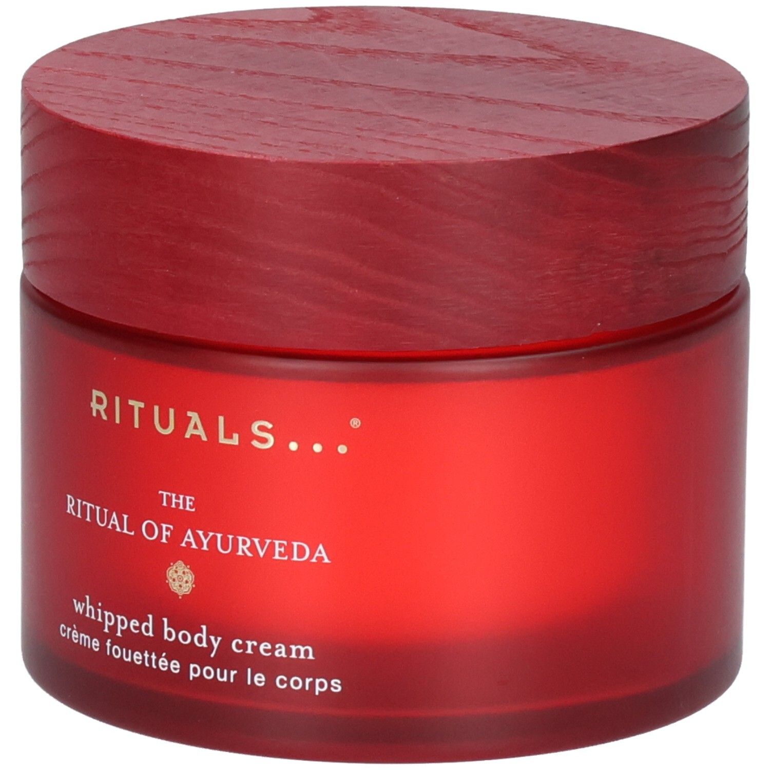 RITUALS The Ritual of Ayurveda Whipped Body Cream in rotem Glasbehälter mit Holzdeckel, Vorderansicht.