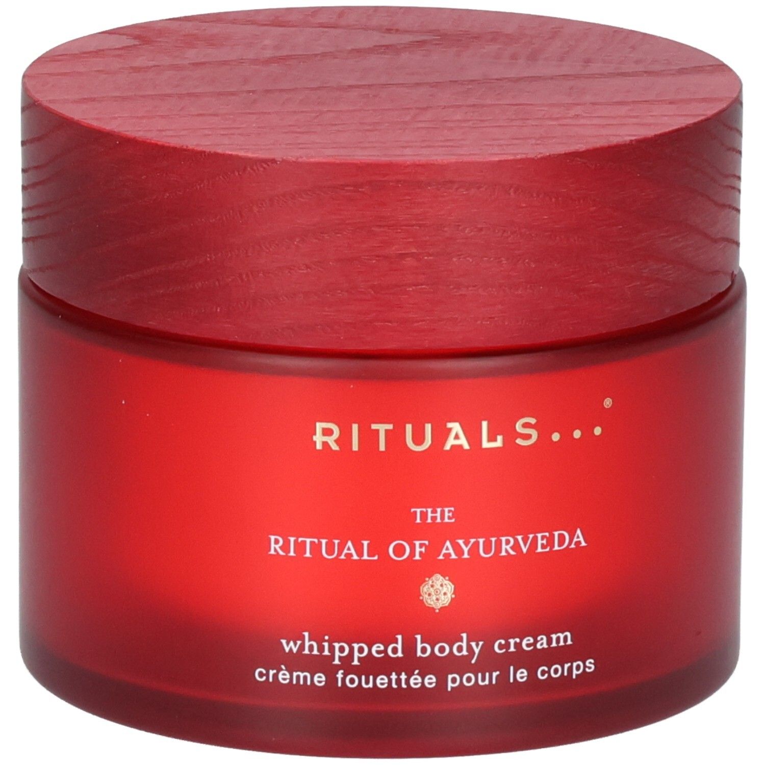 RITUALS The Ritual of Ayurveda Whipped Body Cream in rotem Glasbehälter mit Holzdeckel, leichte Seitenansicht.