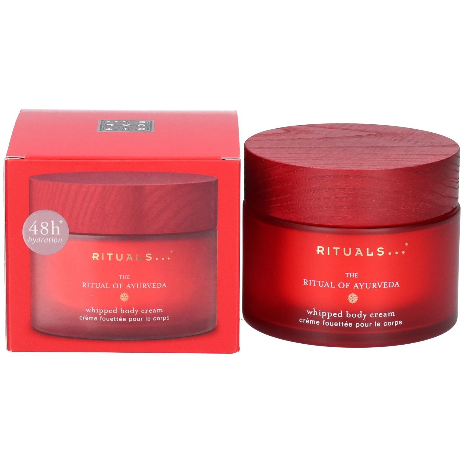 RITUALS The Ritual of Ayurveda Body Cream Behälter neben seiner roten Verpackungsbox mit 48h Hydration Hinweis.
