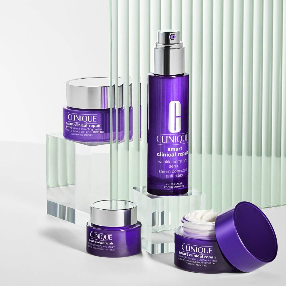 Plusieurs pots Clinique Smart Clinical Repair™ alignés, un devant.