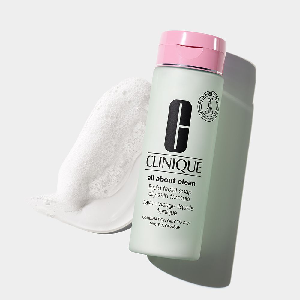 CLINIQUE All About Clean Flüssigseife für ölige Haut neben einem Schaumstrich.