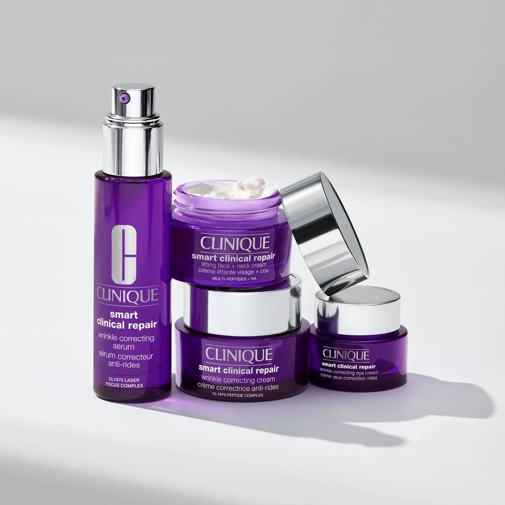 Set von Clinique Smart Clinical Repair Hautpflegeprodukten in violetten Flaschen und Gläsern.