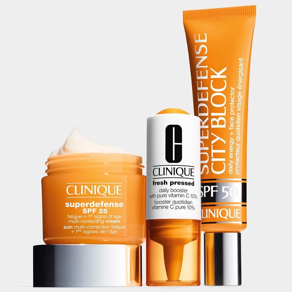 Clinique Superdefense Produkte: Tiegel, Serum-Spender und Sonnenschutz-Tube.
