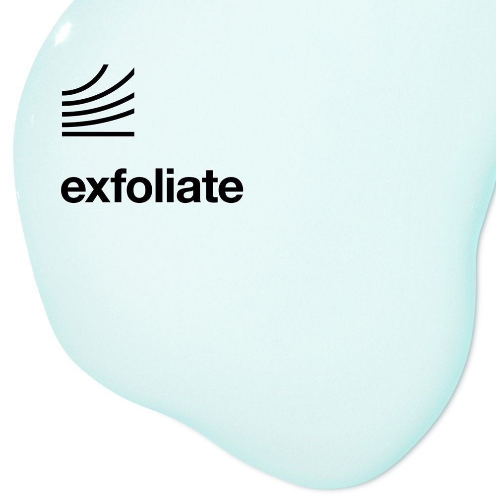 Gros plan d'une goutte de liquide bleu clair avec le mot 'exfoliate' et un symbole.