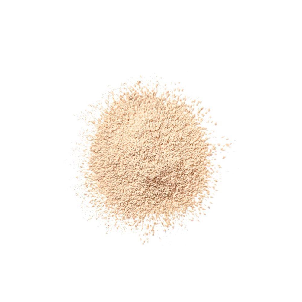 Une petite quantité de poudre beige clair sur fond blanc.