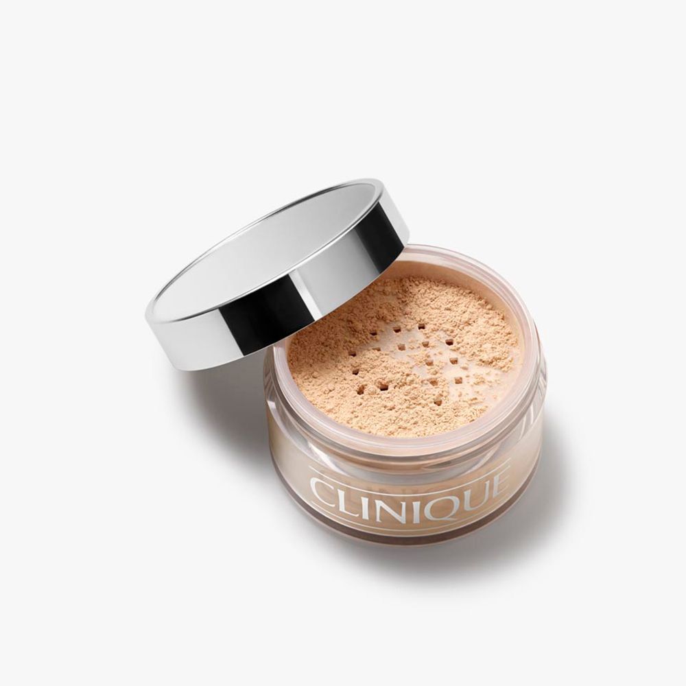 Un pot ouvert de Clinique Blended Powder Transparency avec de la poudre.