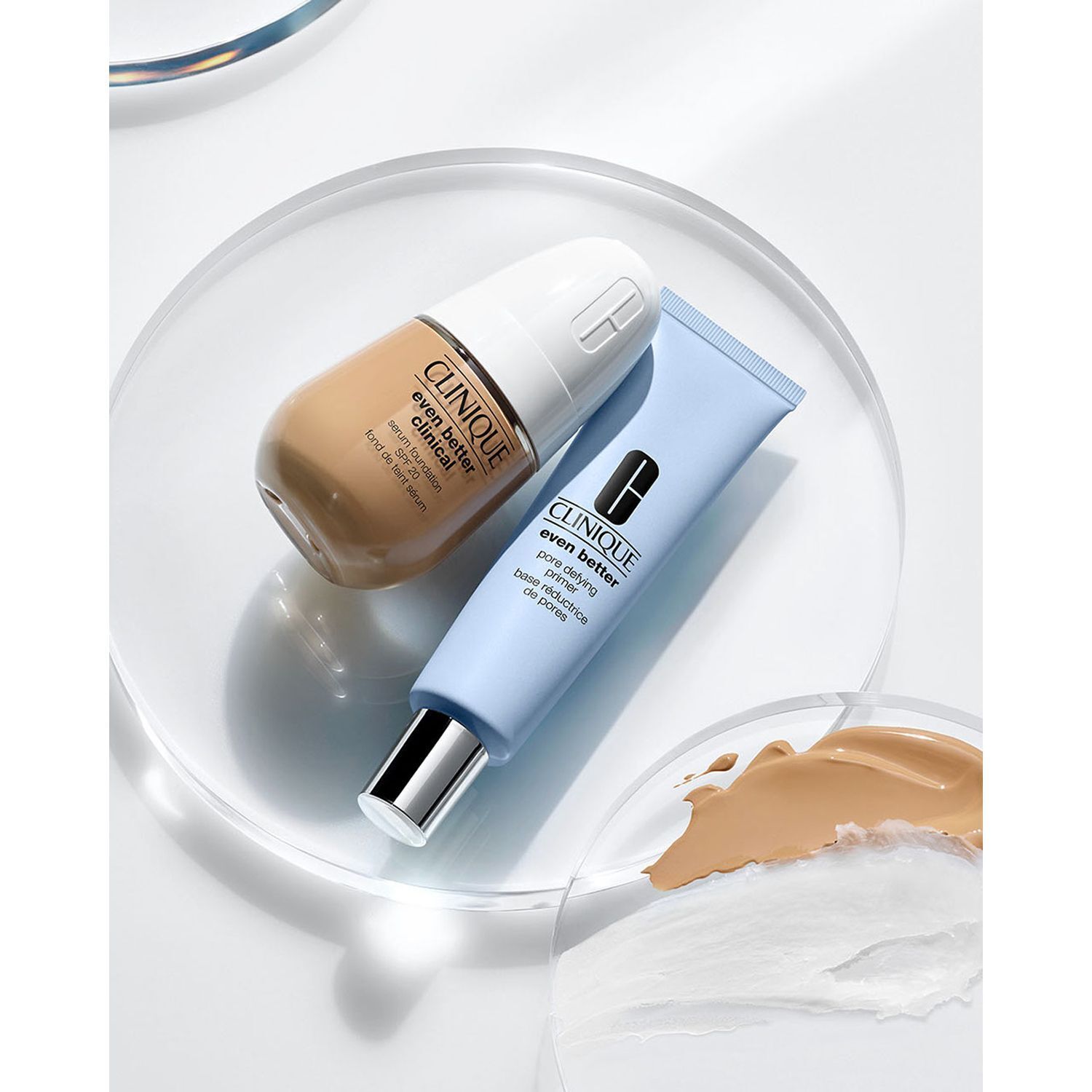 Un tube de CLINIQUE Even Better Pore Defying Primer et un flacon de CLINIQUE Even Better Clinical Foundation.
