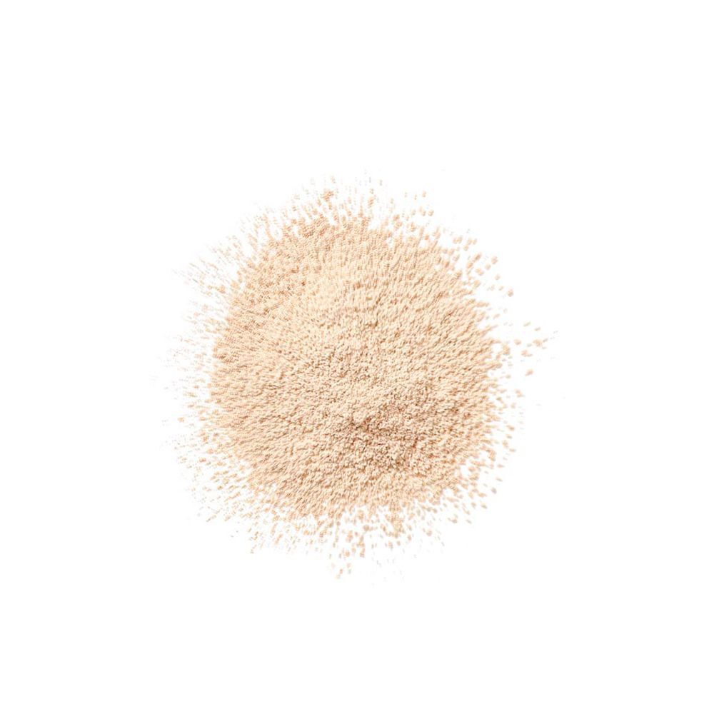Une petite quantité de poudre beige clair sur fond blanc.