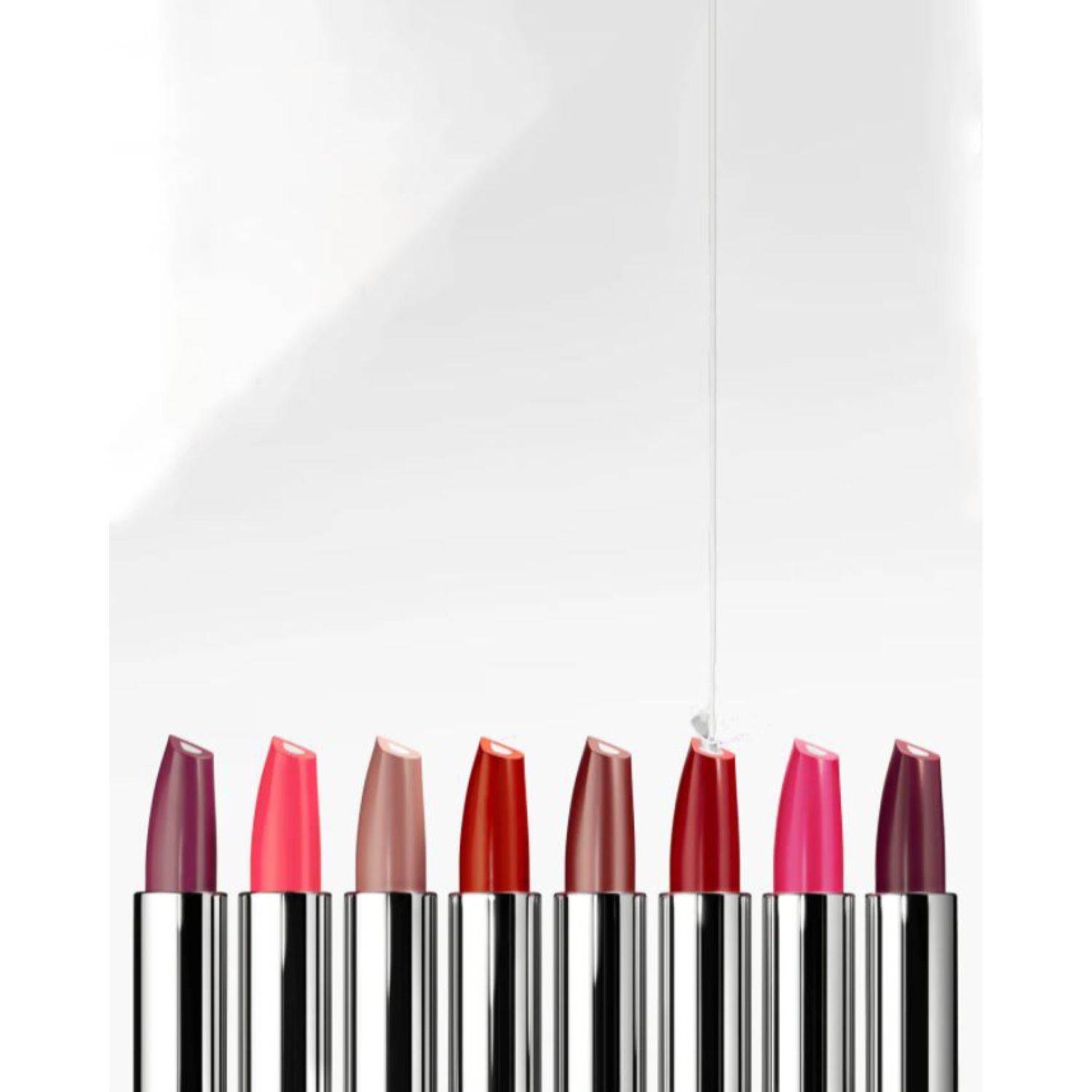 Gamme de huit rouges à lèvres Clinique de différentes couleurs dans des boîtiers argentés.