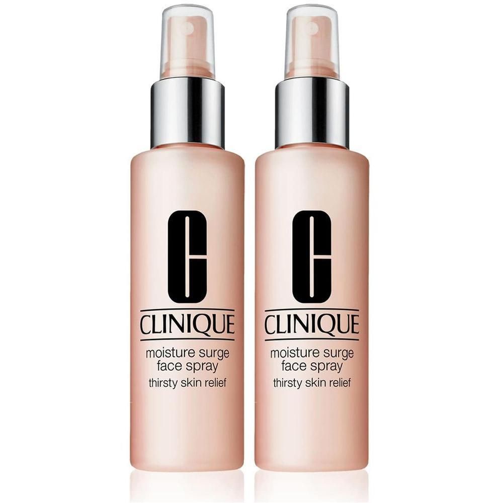 Deux flacons de spray pour le visage Clinique Moisture Surge avec têtes de pulvérisation argentées et corps roses.