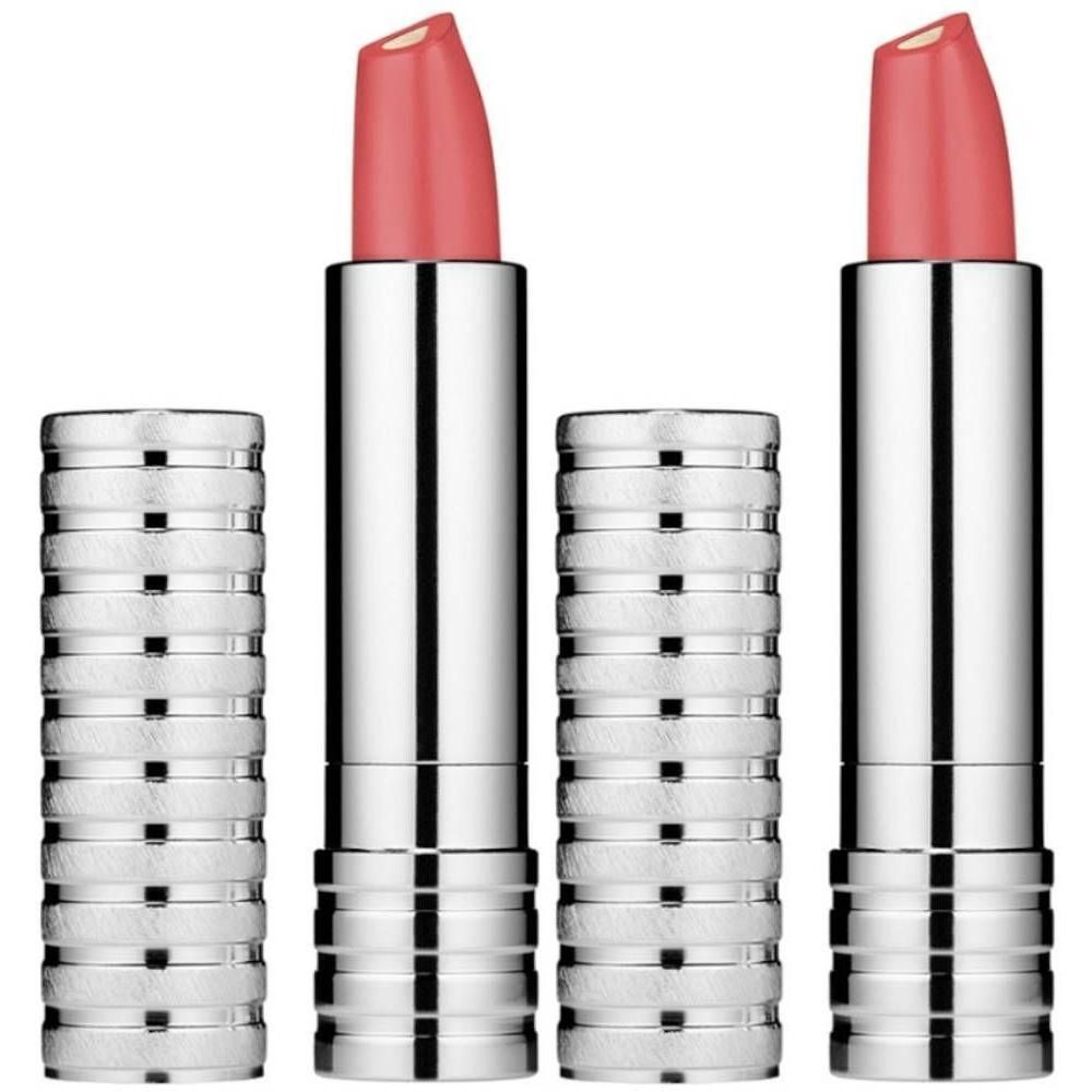 Zwei Clinique Lippenstifte in Rosa mit silbernen, geriffelten Hüllen und abgenommenen Kappen.