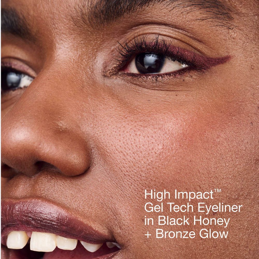 Nahaufnahme eines Auges mit Clinique High Impact Gel Tech Eyeliner in Schwarzbraun.