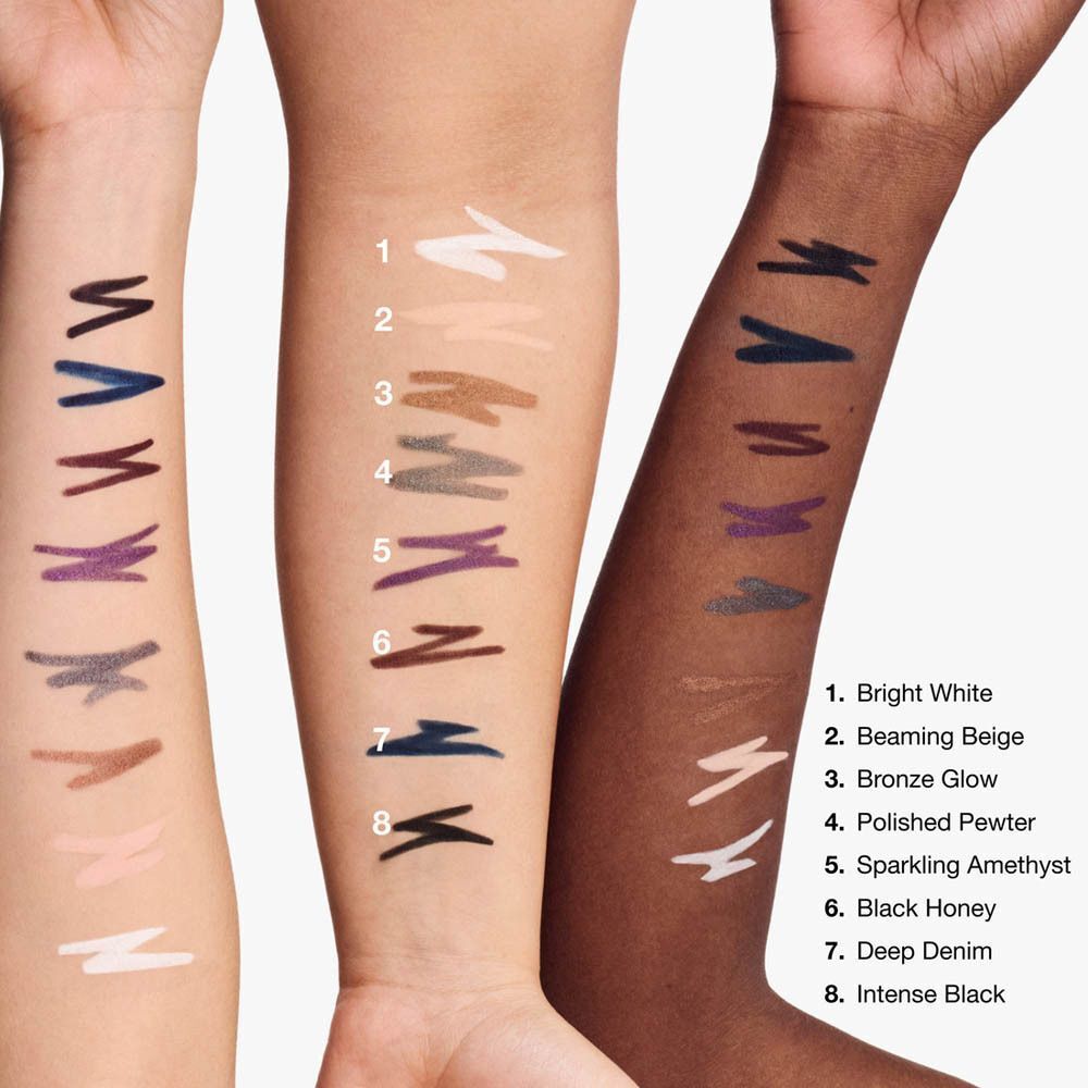 Farbproben von Clinique Eyeliner auf verschiedenen Hauttönen, inklusive Schwarzbraun.