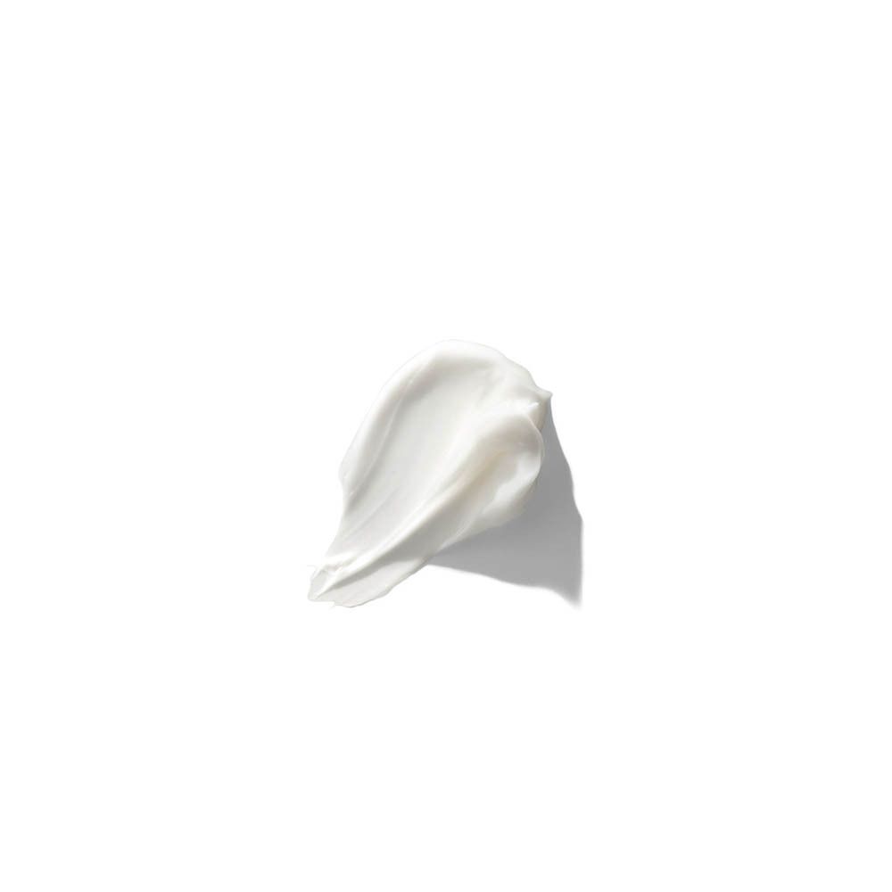 Une traînée de crème blanche sur fond blanc.