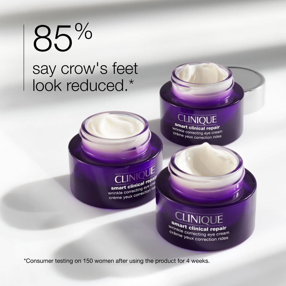 Drei Clinique Smart Clinical Repair Augencreme-Tiegel, teilweise geöffnet, auf weißem Hintergrund.