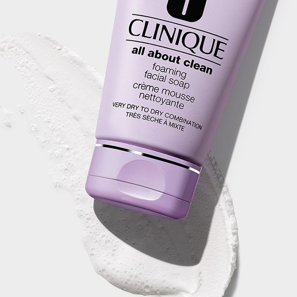 Clinique All About Clean™ schäumende Gesichtsseife mit Schaum.