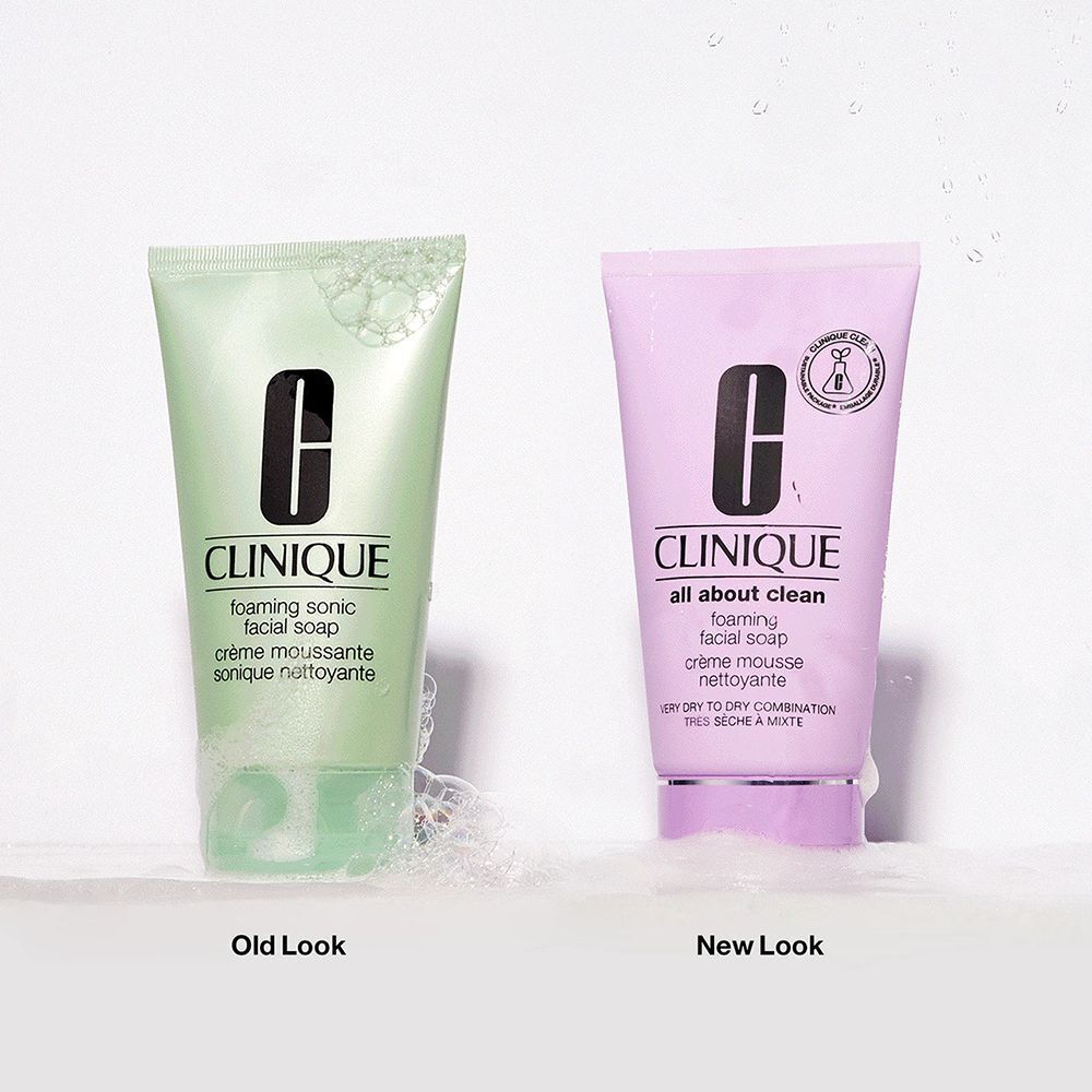 Clinique All About Clean™ schäumende Gesichtsseife (neu) neben älterer Version.