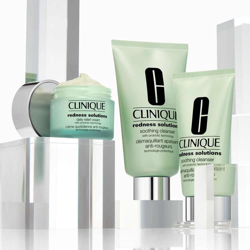 CLINIQUE Redness Solutions Produkte: Creme und Reiniger in hellgrünen Tuben und Tiegel.