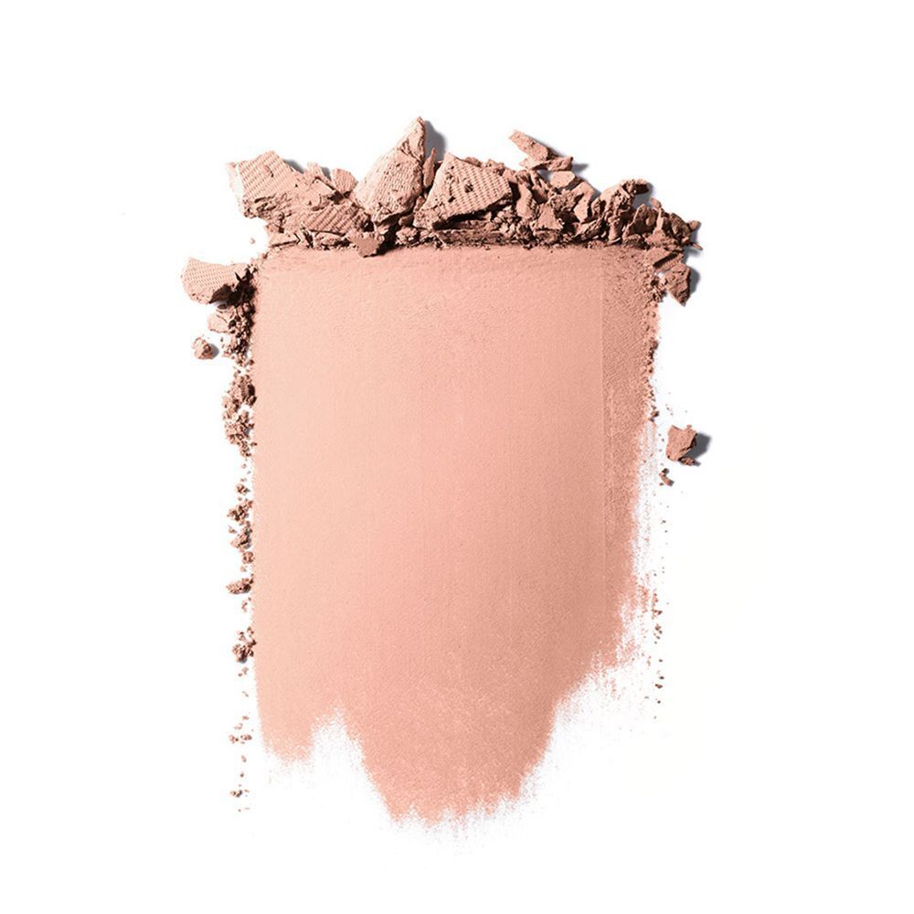 Échantillon de poudre beige clair avec bords brisés sur fond blanc.
