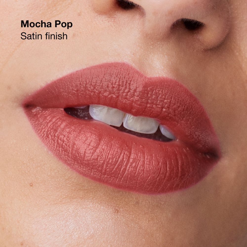 Lèvres portant le rouge à lèvres Clinique Pop en Satin Mocha.