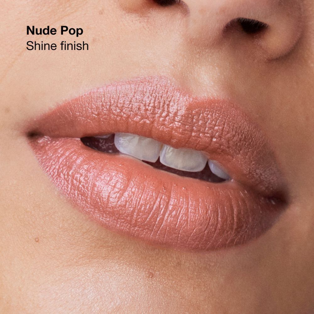 Nahaufnahme eines Mundes, der Clinique Pop Lipstick Soft Nude Pop trägt.