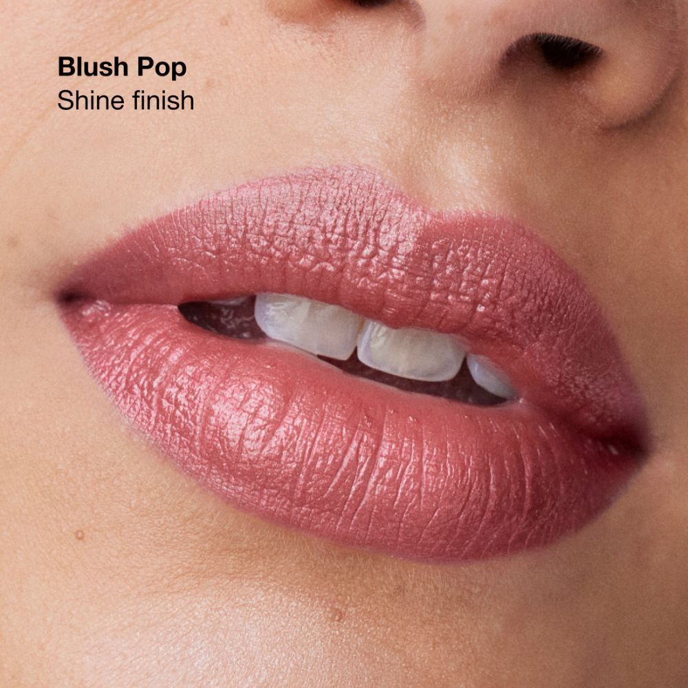 Nahaufnahme von Lippen, die Clinique Pop Lippenstift in Soft Blush Pop mit Glanz-Finish tragen.
