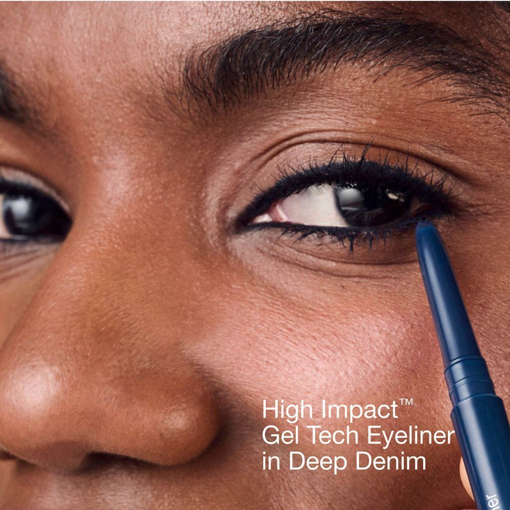 Une main applique l'eye-liner Clinique High Impact Gel Tech bleu foncé sur la paupière.
