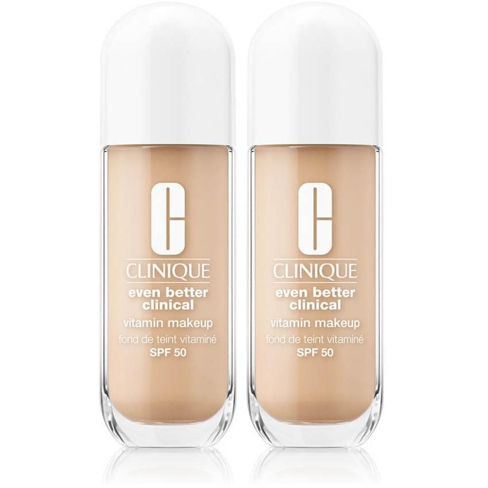Zwei Flaschen Clinique Even Better Clinical Vitamin Makeup SPF 50 in hellem Hautton.