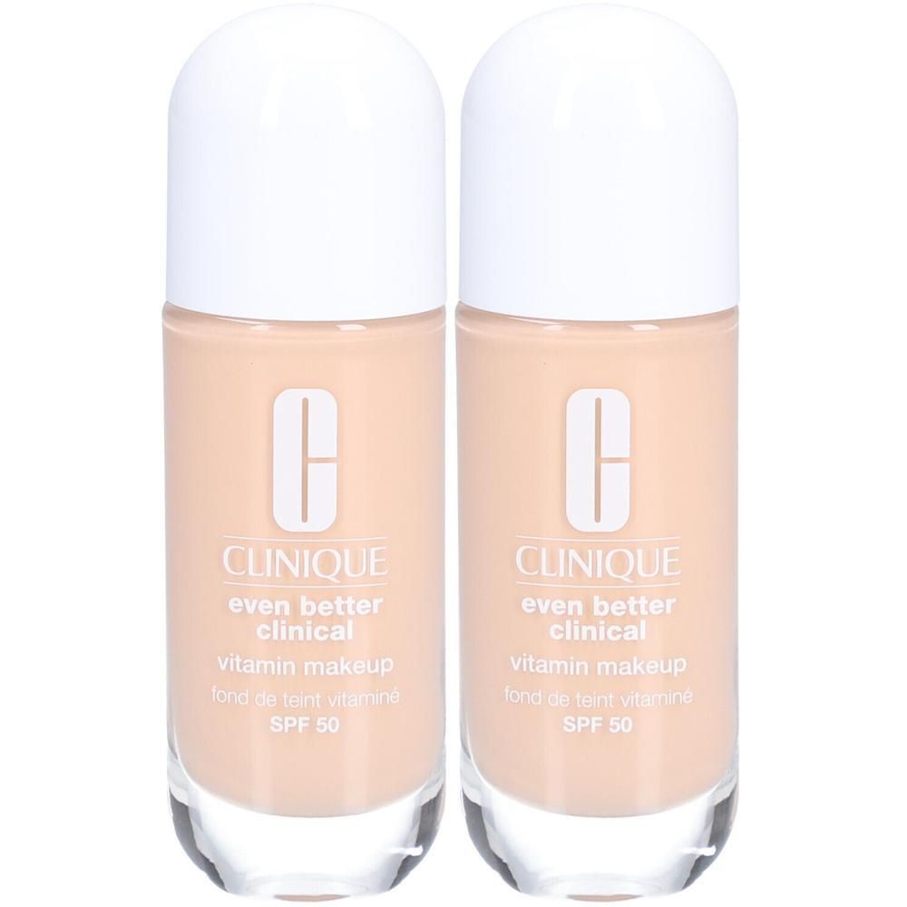 Zwei Flaschen Clinique Even Better Clinical Vitamin Makeup SPF 50 in hellem Hautton.