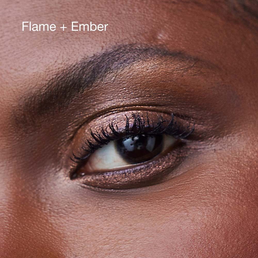 Gros plan d'un œil avec un fard à paupières chatoyant Flame and Ember.