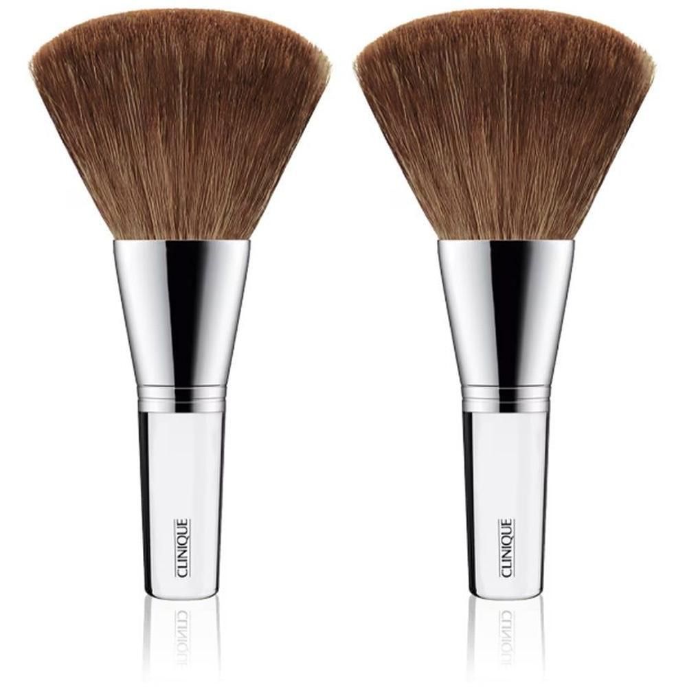 Zwei Clinique Bronzer Blender Pinsel mit braunen Borsten und silbernen Applikationen.