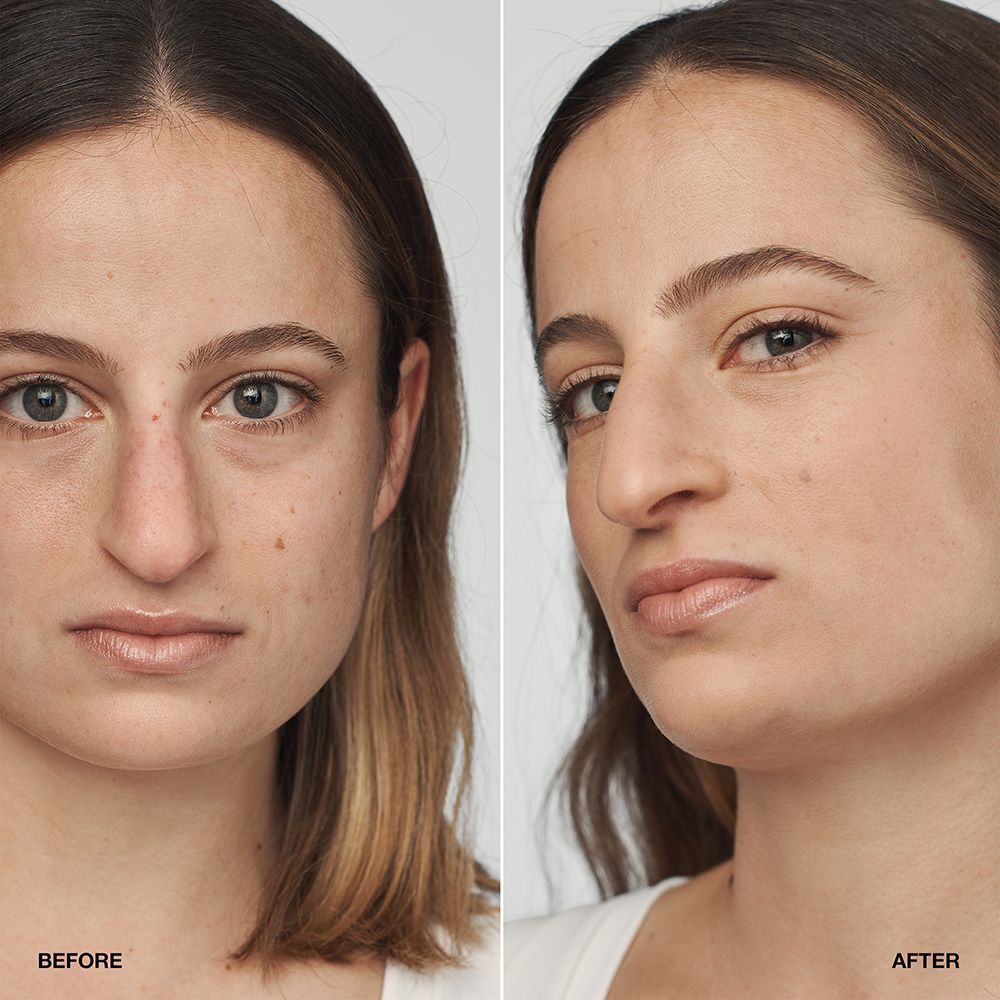 Comparaison avant-après d'une femme portant le fond de teint sérum CLINIQUE Even Better Clinical.