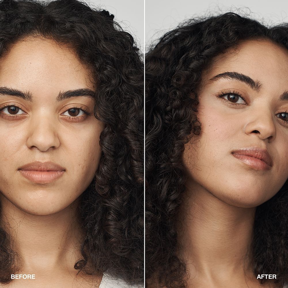 Comparaison avant/après d'une femme avec le fond de teint sérum CLINIQUE Even Better Clinical SPF 20.