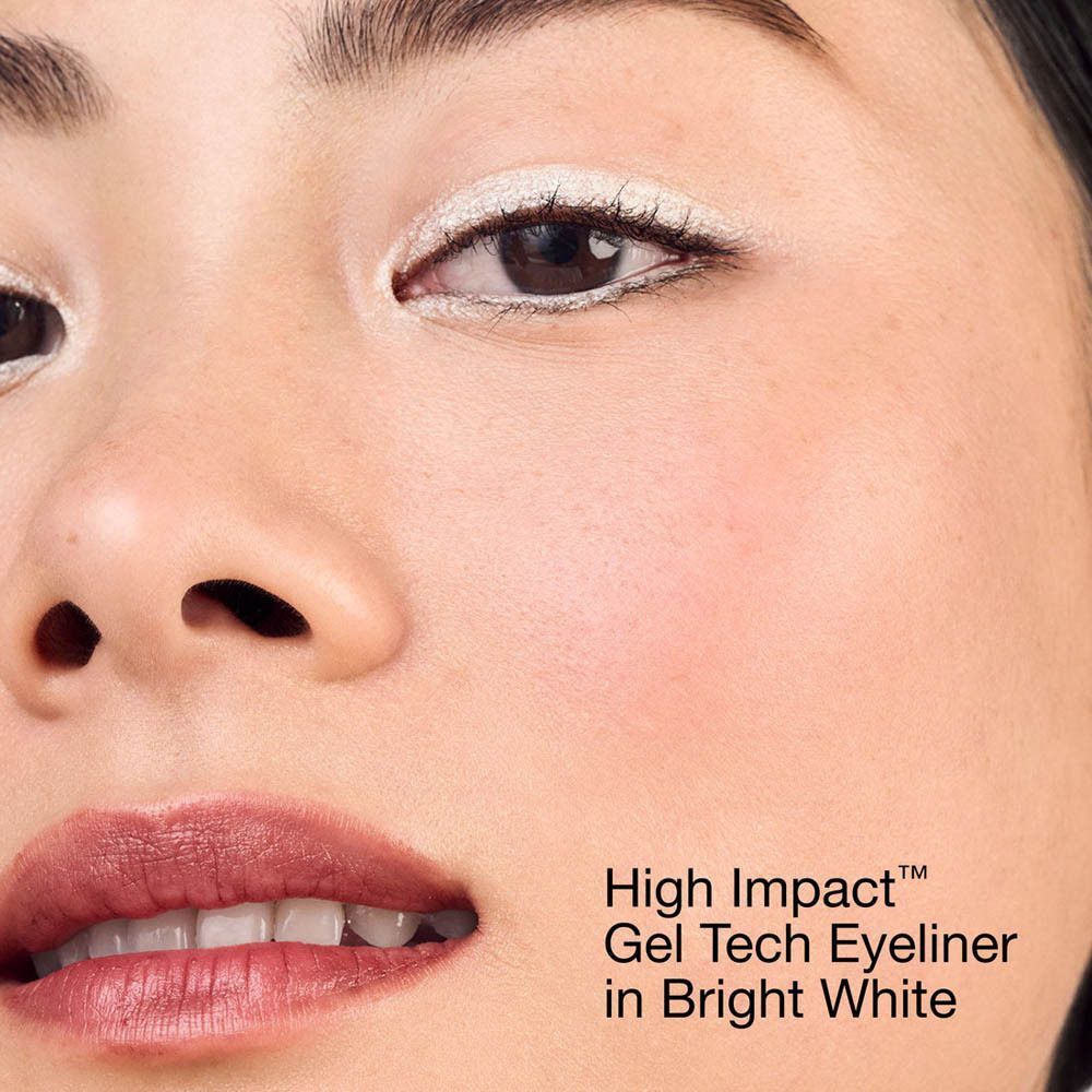 Deux crayons High Impact Gel Tech Eyeliner Clinique en blanc éclatant, avec capuchons.