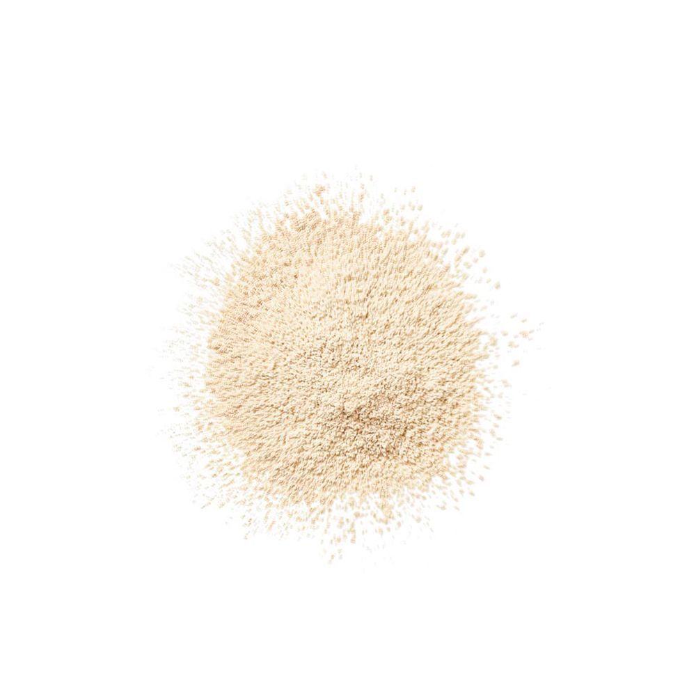 Une petite quantité de poudre beige clair sur fond blanc.