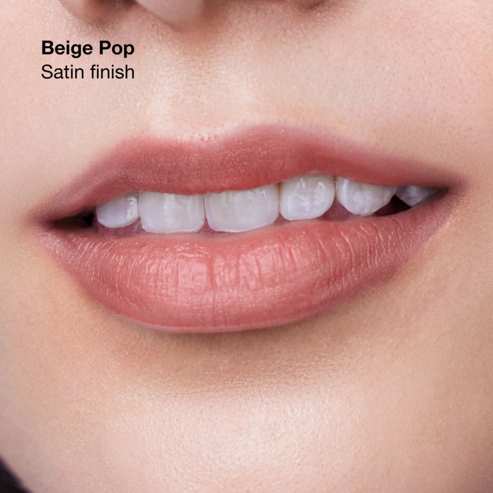 Lippen mit Clinique Pop Lippenstift in Satin Beige Pop. Satin-Finish.