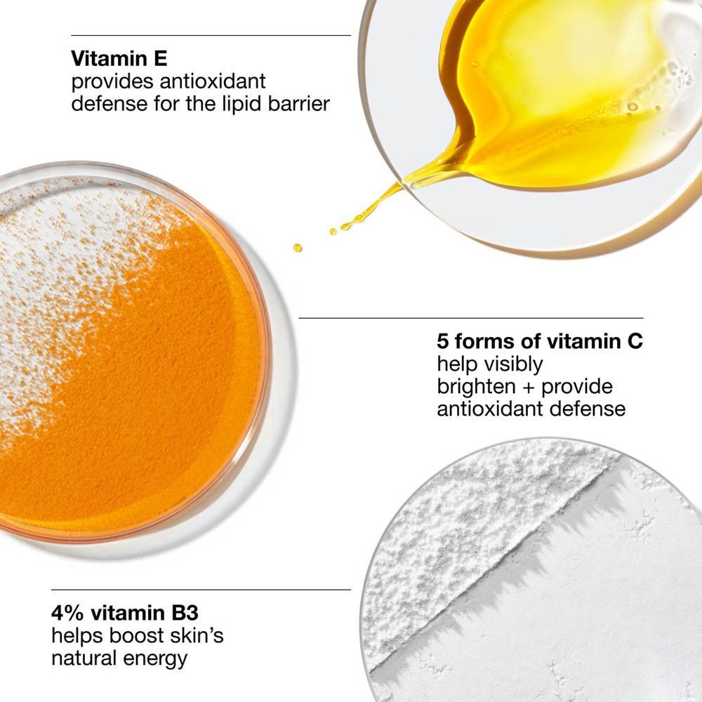 Eine Frau trägt Clinique Even Better Vitamin Makeup auf ihr Gesicht auf.