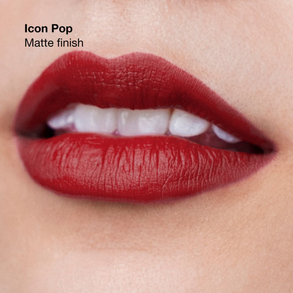 Lèvres portant du rouge à lèvres rouge, avec les inscriptions "Icon Pop" et "Matte finish".