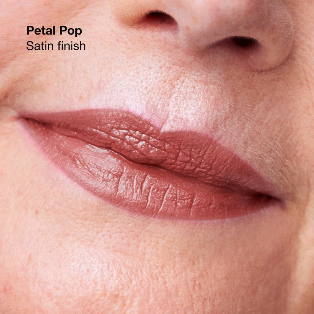 Lippen mit Clinique Pop Lippenstift in Satin Petal Pop.