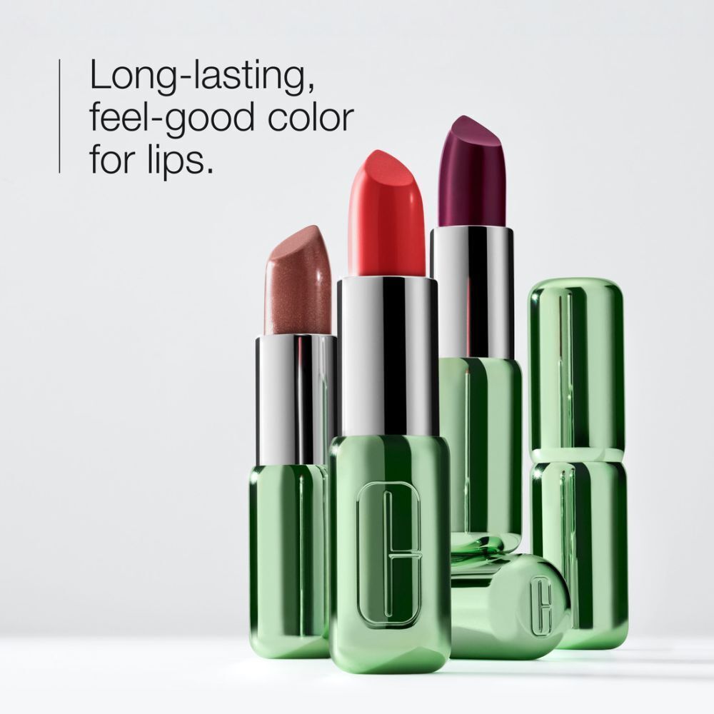 Drei Clinique Pop Lippenstifte in Nude, Rot und Lila mit grünen Gehäusen.