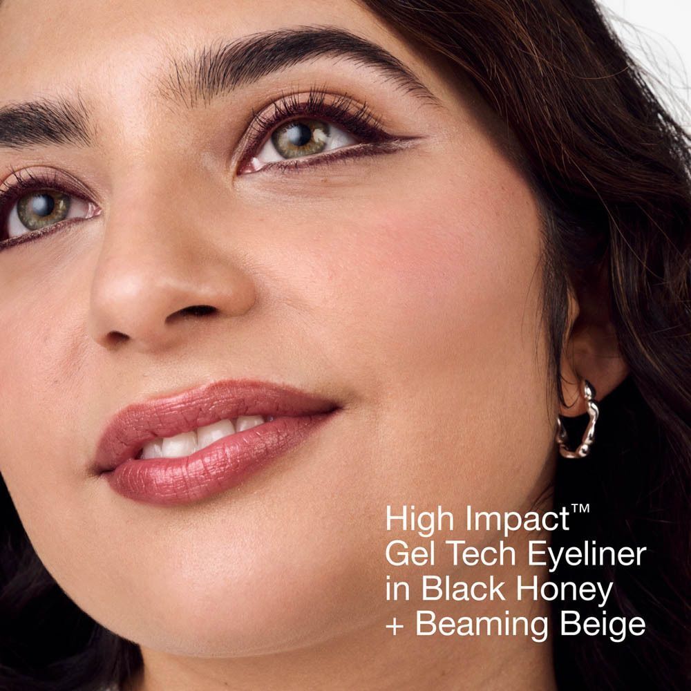 Modell trägt Clinique High Impact Gel Tech Eyeliner in Black Honey und Beaming Beige.