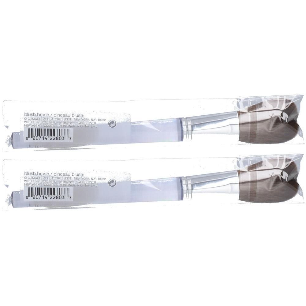Deux pinceaux à blush emballés individuellement dans du plastique transparent, avec applicateurs argentés et poils bruns.